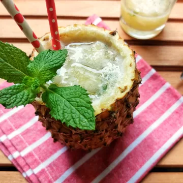 Caipirinha de abacaxi com hortelã