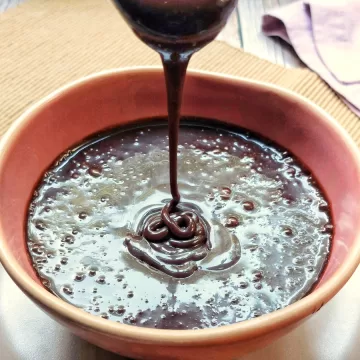 Calda de chocolate com leite condensado