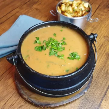 Caldinho de feijão com bacon e calabresa