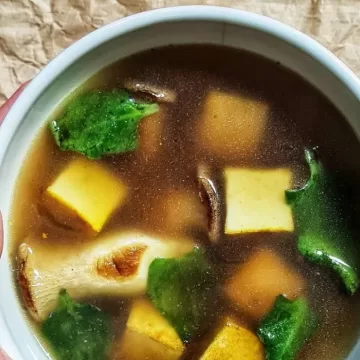 Caldo de cogumelos com tofu
