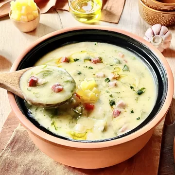 Caldo de mandioca com bacon e calabresa