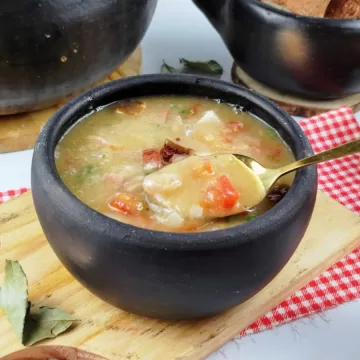 Caldo de mandioca com calabresa