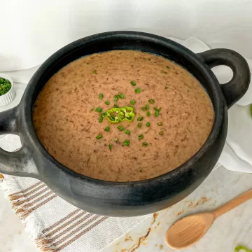 Caldo de mandioca com carne desfiada