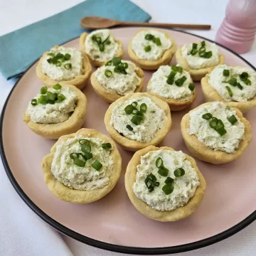 Canapés de ricota com azeitona