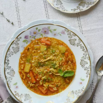 Canja de frango caprichada