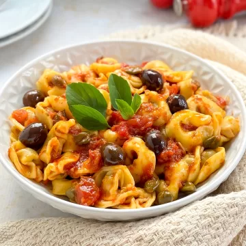 Capeletti de carne à puttanesca