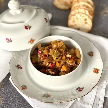 Caponata de abobrinha com pimentão e nozes
