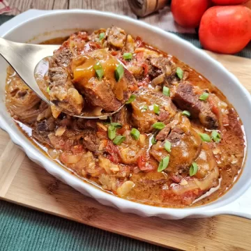 Carne de panela com molho de tomate