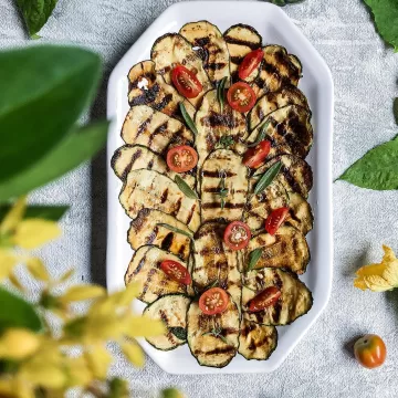 Carpaccio de abobrinha com manjericão e hortelã