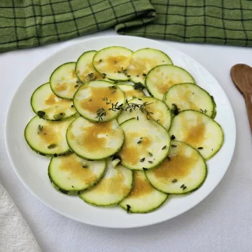 Carpaccio de abobrinha com molho de mostarda