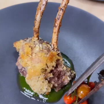 Carré de cordeiro com crosta de castanhas
