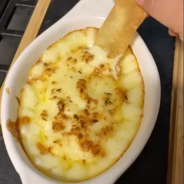 Catupiry ao forno com alho