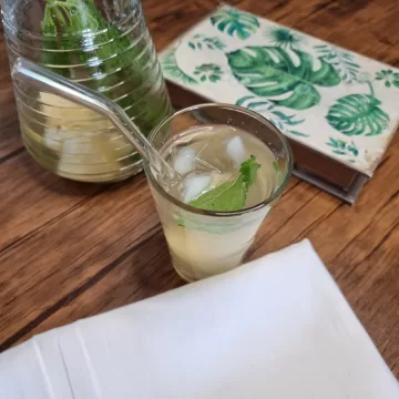 Chá gelado com casca de abacaxi