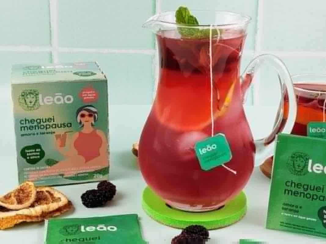 Chá gelado de amora e laranja com linhaça dourada
