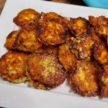 Chips de abobrinha com parmesão