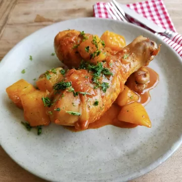 Coxas de frango com batatas na frigideira