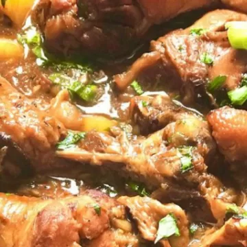 Coxas de frango cozidas com legumes