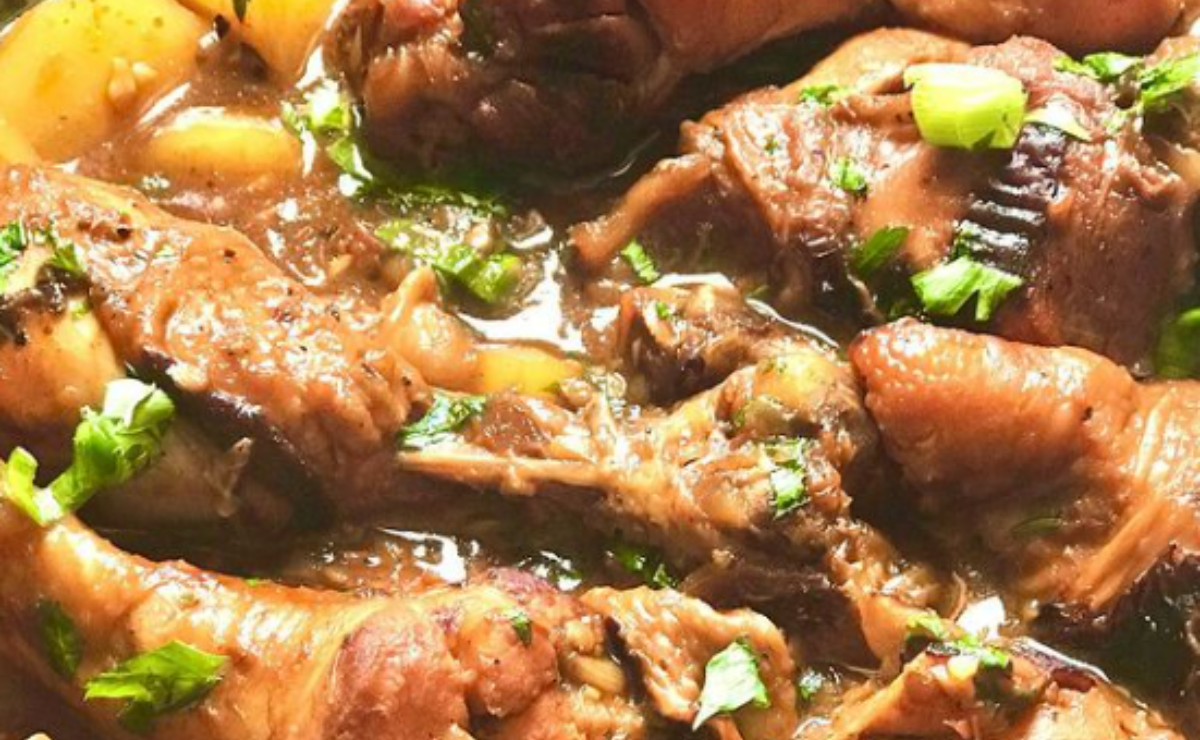 Coxas de frango cozidas com legumes