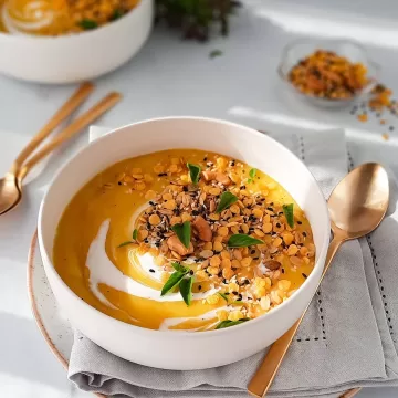 Creme de mandioquinha com granola salgada
