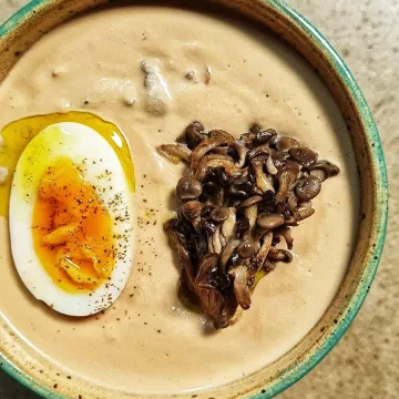 Creme de tofu com shimeji e ovo