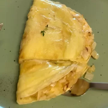 Crepioca de queijo com cebola