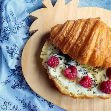 Croissant com framboesa