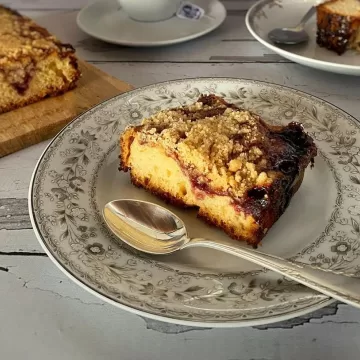 Cuca com geleia de uva