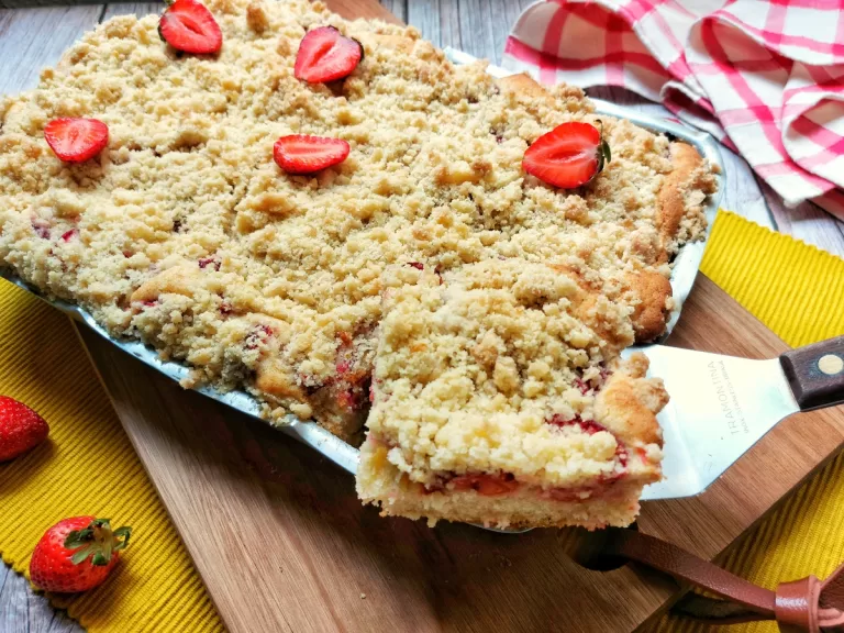Receita de Cuca de morango com leite condensado