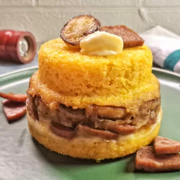 Cuscuz recheado com calabresa e banana-da-terra