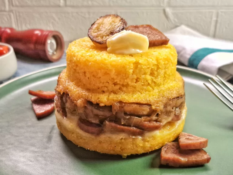 Receita de Cuscuz recheado com calabresa e banana-da-terra