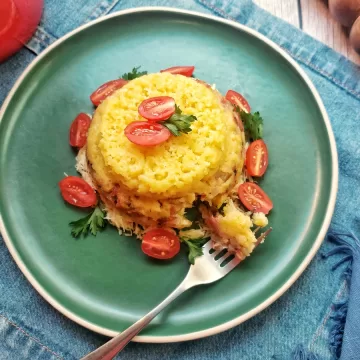 Cuscuz recheado com calabresa e queijo