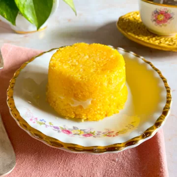 Cuscuz recheado com queijo no micro-ondas