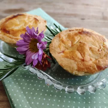 Empadinha de calabresa com requeijão