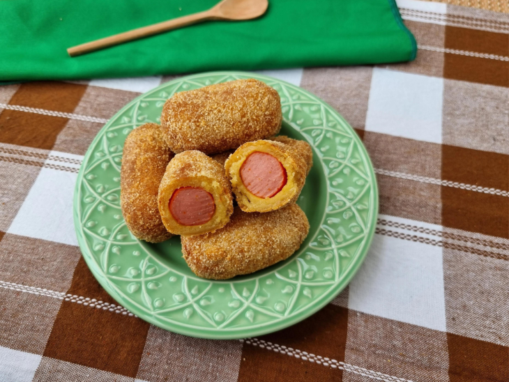 Enroladinho frito de salsicha