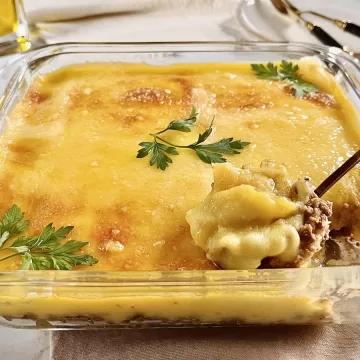 Escondidinho de carne moída com mandioca salsa