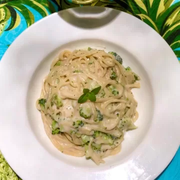 Espaguete ao bechamel com brócolis