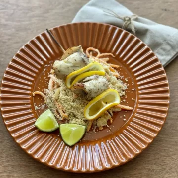 Espetinho de tilápia com limão-siciliano