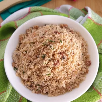 Farofa com bacon e creme de cebola