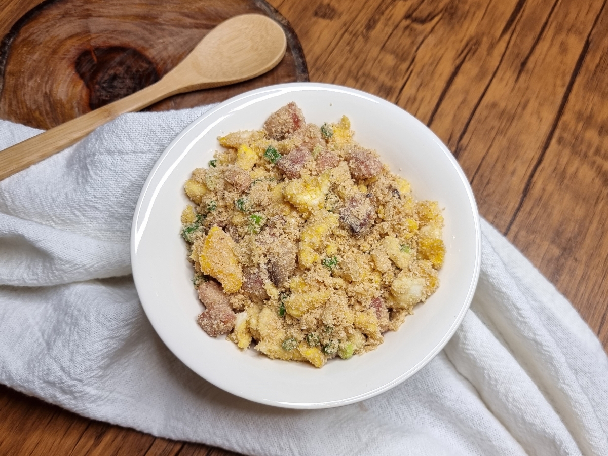 Farofa de bacon com ovo fácil