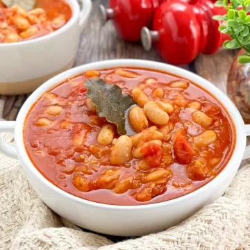 Feijão-branco com molho de tomate