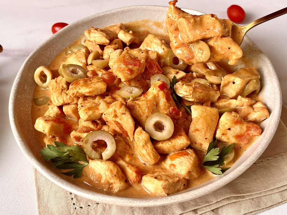 Filé de peito de frango com leite de coco