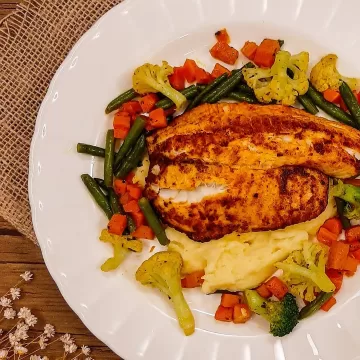 Filé de tilápia com legumes