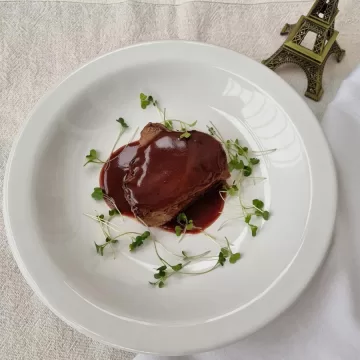 Filé mignon com molho de vinho tinto