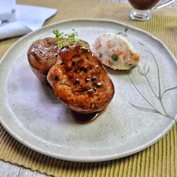 Filé mignon suíno com molho de vinho