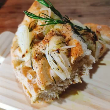 Focaccia de cebola com alecrim