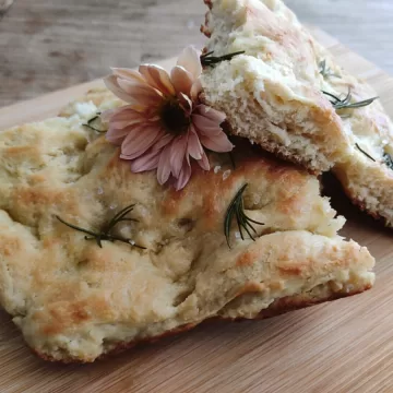 Focaccia simples com alecrim