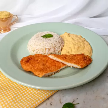 Frango à milanesa com creme de milho