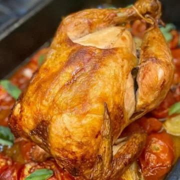 Frango assado com tomates