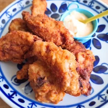 Frango frito com molho de mostarda e mel