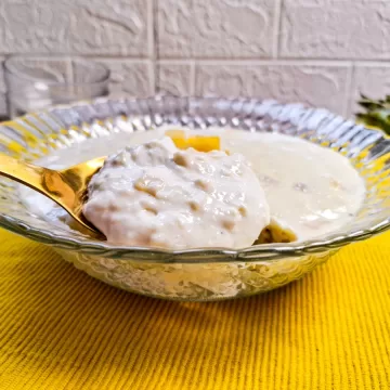 Gelado de abacaxi cremoso na travessa
